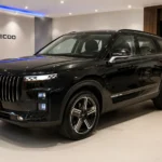 Jaecoo 7 2027 na cor preta, fotografado em showroom oficial Omoda Jaecoo no Brasil