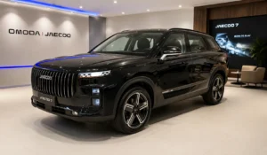 Jaecoo 7 2027 na cor preta, fotografado em showroom oficial Omoda Jaecoo no Brasil